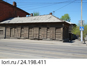 Старый деревянный дом со ставнями в городе Иркутск (2016 год). Стоковое фото, фотограф Юлия Батурина / Фотобанк Лори