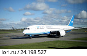 Самолет xiamenair движется. Аэропорт Схипхол. Редакционное видео, видеограф Константин Шишкин / Фотобанк Лори