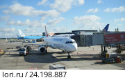 Аэропорт Схипхол - Самолет авиакомпании Turkish Airlines заправляется возле терминала, таймлапс (2016 год). Редакционное видео, видеограф Константин Шишкин / Фотобанк Лори