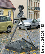 Памятник Фрэнку Заппе в Бад Доберане, Германия (2016 год). Редакционное фото, фотограф Михаил Марковский / Фотобанк Лори
