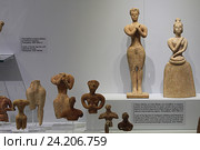 Глиняные фигурки Минойской эры в археологическом музее Ираклиона, Крит, Греция (2016 год). Редакционное фото, фотограф Алексей Сварцов / Фотобанк Лори