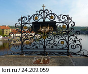 Прага. Карлов мост. Место, откуда по легенде святой Ян Непомуцкий был сброшен с Карлова моста в реку (2016 год). Редакционное фото, фотограф Наталия Журавлёва / Фотобанк Лори