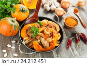 Мясо запеченное с тыквой в сковороде на столе. Стоковое фото, фотограф Надежда Мишкова / Фотобанк Лори