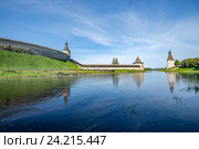 Река Пскова и Псковский кремль (2016 год). Редакционное фото, фотограф Геннадий Соловьев / Фотобанк Лори