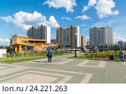 Moscow, Russia - July 09.2016. cityscape with Chayhona number 1 - network of Uzbek food restaurants in Mitino. Редакционное фото, фотограф Володина Ольга / Фотобанк Лори