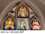 Фрагмент витражного окна. Женский бенедиктинский монастырь Lune (Benediktinerinnen Kloster Lune) в Люнебурге, Германия (2015 год). Стоковое фото, фотограф Наталья Николаева / Фотобанк Лори