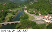 Маленький туристический городок Риека Црноевича (Rijeka Crnojevica) в горах. Черногория (2016 год). Стоковое видео, видеограф Кекяляйнен Андрей / Фотобанк Лори