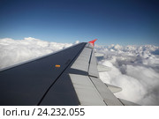 Крыло самолёта Airbus A319 в небе (2016 год). Редакционное фото, фотограф A Челмодеев / Фотобанк Лори