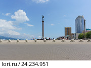 Памятник-стела «Морская Слава России» на Форумной площади набережной Адмирала Серебрякова в городе Новороссийске (2016 год). Редакционное фото, фотограф Наталья Гармашева / Фотобанк Лори
