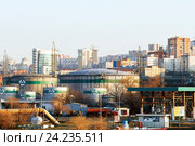 Нефтебаза "Альянс" на фоне города Владивосток (2016 год). Редакционное фото, фотограф Василий Князев / Фотобанк Лори