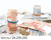 Российские деньги свернутые рулонами и перевязанные резинками. Стоковое фото, фотограф Наталья Осипова / Фотобанк Лори