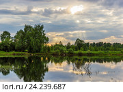 Лучи солнца пробиваются сквозь тучи. Река Молога. Стоковое фото, фотограф Илья Якунин / Фотобанк Лори