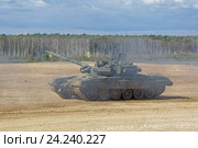 Т-90 "Владимир" - российский основной боевой танк на Международном военно-техническом форуме "Армия-2016". Московская область, полигон "Алабино" Редакционное фото, фотограф Игорь Долгов / Фотобанк Лори