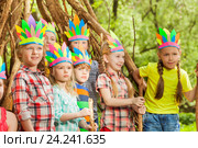 Happy kids playing Injuns standing next to wigwam. Стоковое фото, фотограф Сергей Новиков / Фотобанк Лори