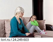 Мать и дочь разговаривают. Стоковое фото, фотограф Элина Гаревская / Фотобанк Лори