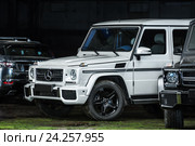 Белый тюнингованный автомобиль Mercedes G55 AMG (2014 год). Редакционное фото, фотограф Andriy Bezuglov / Фотобанк Лори