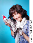 Beautiful young woman with small kitten. Стоковое фото, фотограф ElenArt / Фотобанк Лори