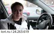 Девушка сидит в автомобиле, смотрит и говорит в камеру. Стоковое видео, видеограф Кекяляйнен Андрей / Фотобанк Лори