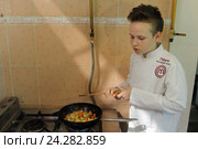 Алексей Старостин - готовит фирменное блюдо из рыбы (2016 год). Редакционное фото, фотограф Дмитрий Неумоин / Фотобанк Лори