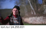 Пожилая женщина разговаривает с кем-то. Стоковое видео, видеограф Vitalii Popov / Фотобанк Лори