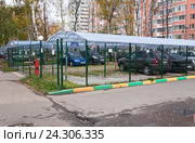 Тентовая автостоянка в Москва (2012 год). Редакционное фото, фотограф Алёшина Оксана / Фотобанк Лори