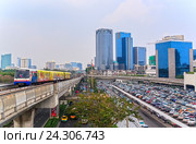 Поезд наземного метро на фоне города (2011 год). Редакционное фото, фотограф Байбородин Михаил / Фотобанк Лори
