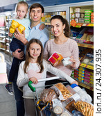 Happy family with two daughters purchasing yoghurts. Стоковое фото, фотограф Яков Филимонов / Фотобанк Лори