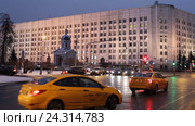 Москва, автомобили на Арбатской площади съезжают на Знаменку (2016 год). Редакционное видео, видеограф Дмитрий Неумоин / Фотобанк Лори