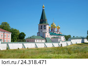 Звонница и  собор Иконы Божией Матери Иверская солнечным летним днем. Иверский Святоозерский Богородицкий монастырь. Валдай, Россия (2015 год). Стоковое фото, фотограф Виктор Карасев / Фотобанк Лори