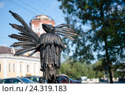 Птица говорун. "... Отличается умом и сообразительностью". Скульптура - подарок городу. Вологда (2016 год). Редакционное фото, фотограф Pukhov K / Фотобанк Лори