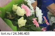 Woman holds bouquet of multicolor flowers. Стоковое видео, видеограф worker / Фотобанк Лори