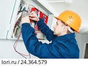 electrician examining current voltage with screwdriver tester. Стоковое фото, фотограф Дмитрий Калиновский / Фотобанк Лори