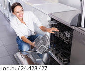 Woman choosing dish washing machine. Стоковое фото, фотограф Яков Филимонов / Фотобанк Лори