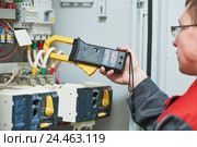electrician measurements with multimeter tester. Стоковое фото, фотограф Дмитрий Калиновский / Фотобанк Лори