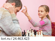 Дочка бьет пальцами по лбу папе , который проиграл партию в шахматы. Стоковое фото, фотограф Иванов Алексей / Фотобанк Лори
