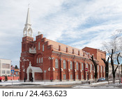Лютеранская (немецкая) кирха (в настоящее время в здании размещается Северо-Осетинская государственная филармония). Владикавказ, Республика Северная Осетия — Алания (2016 год). Стоковое фото, фотограф Ирина Водяник / Фотобанк Лори