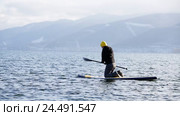 Девушка плавает на sup board по зимнему озеру в Сибири. Озеро Байкал. Стоковое видео, видеограф Виталий Зверев / Фотобанк Лори