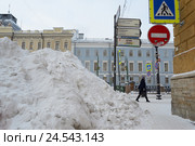Огромная куча снега на улице (2016 год). Редакционное фото, фотограф Иван Козлович / Фотобанк Лори