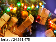 New Years garland of fir branches, gifts and balls (2015 год). Стоковое фото, фотограф Сергей Новиков / Фотобанк Лори