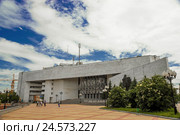 Биробиджанская Областная Филармония построенная в 1984 году (2014 год). Стоковое фото, фотограф Евгений Беляев / Фотобанк Лори