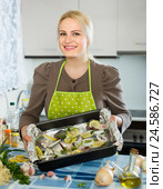 Housewife cooking fish at home. Стоковое фото, фотограф Яков Филимонов / Фотобанк Лори