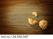 Очищенный мандарин на деревянном фоне. Стоковое фото, фотограф Ready-made / Фотобанк Лори