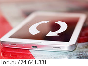 Стрелки на экране сотового телефона .  Концепция обновления страницы в интернете . Стоковое фото, фотограф Сергеев Валерий / Фотобанк Лори