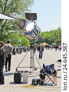 Прожектор дневного света ARRI Daylight 18/12 kW на съемочной площадке (2012 год). Редакционное фото, фотограф Алёшина Оксана / Фотобанк Лори