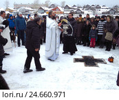 Освящение воды на местном водохранилище в праздник Крещения (2015 год). Редакционное фото, фотограф Владислав Сабанин / Фотобанк Лори
