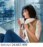 Beautiful young woman in Christmas decorations in interior. Стоковое фото, фотограф ElenArt / Фотобанк Лори