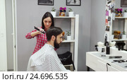 Barber cuts the hair of the client with scissors. Стоковое видео, видеограф Сергей Кальсин / Фотобанк Лори