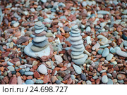 Пирамидки из галечных камней. Стоковое фото, фотограф Сергей Ляшенко / Фотобанк Лори