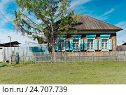 Россия, Сибирь, Иркутская область; поселок Баяндай,  деревянный дом с резными наличниками (2016 год). Стоковое фото, фотограф Александр Циликин / Фотобанк Лори