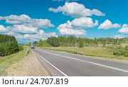 Россия, республика Бурятия. Степной пейзаж с трассой М-53 под Усть-Ордынском (2016 год). Редакционное фото, фотограф Александр Циликин / Фотобанк Лори